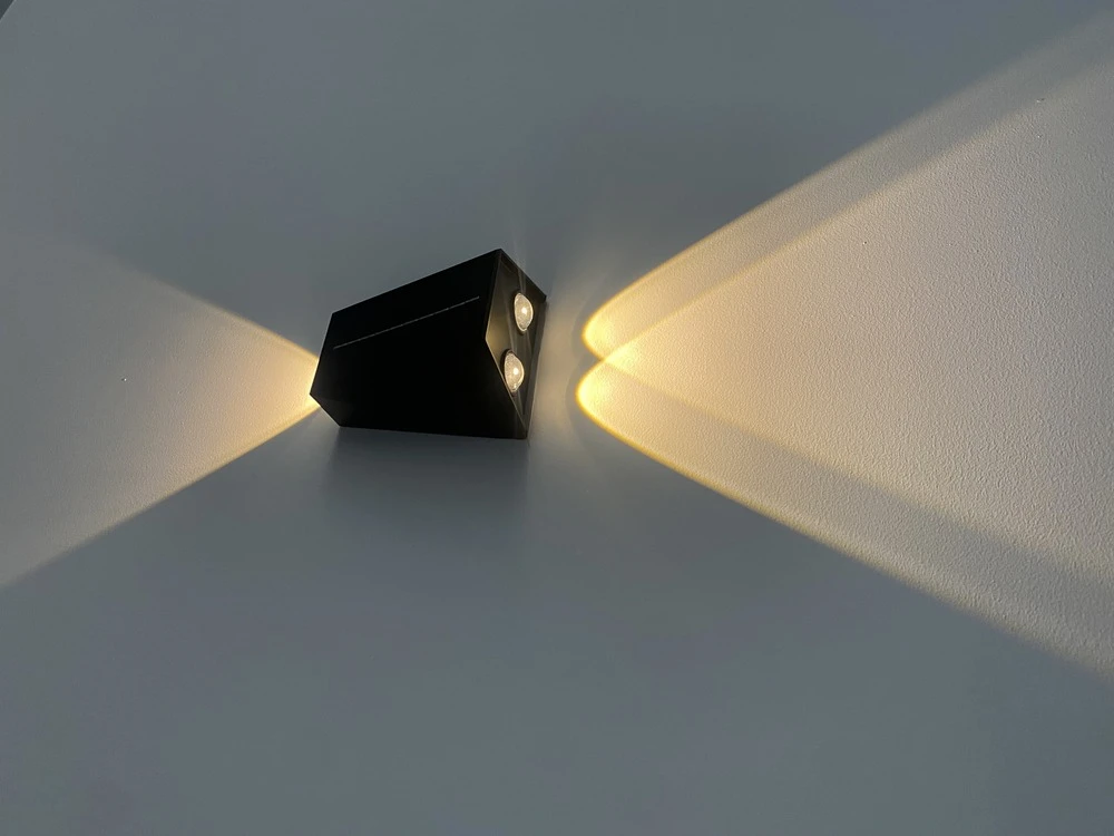 Applique Solaire Triangulaire 2 Faisceaux : 1 Up & 1 Down - Blanc Chaud 3000°k 150lm - Bf Light 6 Applique Solaire Triangulaire 2 Faisceaux : 1 Up & 1 Down - Blanc Chaud 3000°k 150lm - Bf Light – Image 4