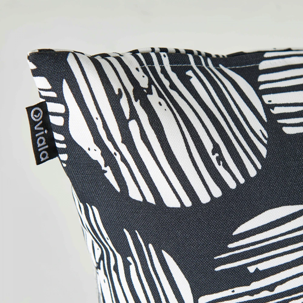 Lot De 2 Coussins Carrés Polyester Maasai 45x45x8 Cm 5 Lot De 2 Coussins Carrés Polyester Maasai 45x45x8 Cm – Image 3